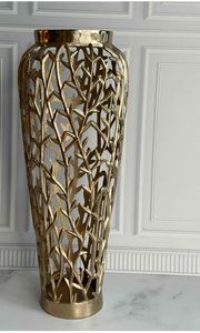 Esta maceta contemporánea de aluminio crea un punto de enfoque elegante con un acabado metálico refinado y duradero. - Product Image 5