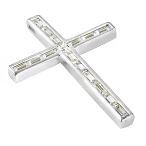 Collar con Colgante de Cruz Plateada para Mujer con Circonitas Cúbicas con Corte Baguette, Joyería Elegante con un Toque Premium - Product Image 1