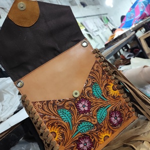 Bolso Bandolera de Cuero Genuino Estilo Bohemio Occidental, Nuevo Bolso de Cuero Repujado con Borla y Cremallera de Flores, Portátil para Otoño - Product Image 4