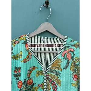 Chaqueta Kantha Unisex de Estilo Bohemio Hecha a Mano, Acolchada, Reversible, Transpirable y Cómoda, con Diseño Floral de Algodón Indio - Product Image 2