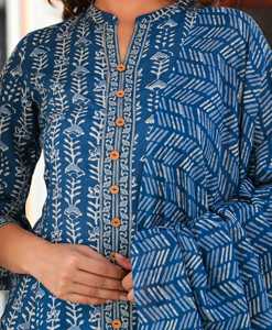 Ensemble Kurta Anarkali en rayonne à imprimé floral bleu pour femmes avec col mandarin et manches évasées, accompagné d'un pantalon et d'un dupatta assortis - Product Image 6