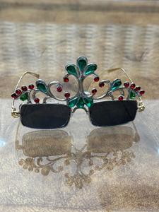 Des lunettes de soleil incroyables rehaussent les looks de fête, jour comme nuit. Le design réfléchissant ajoute de la profondeur et de la dimension à votre style. - Product Image 5