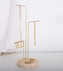 Soporte de joyería ecológico de aluminio de estilo moderno con diseño grabado para decoración vintage e interiores temáticos clásicos - Product Image 3