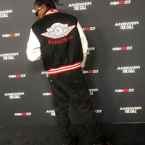 Chaqueta Universitaria de Invierno de Piel de Oveja Transpirable de Felpa Blanca con Parches Negros y Logotipo Bordado Personalizado OEM - Product Image 4