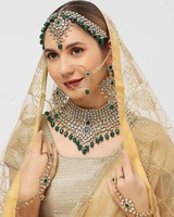 Magnifique ensemble de bijoux de mariée imitation Meenakari vert, comprenant un collier ras-du-cou, des jhumkas, un mathapatti et un nath, en or ethnique, idéal pour les mariages et les fêtes.