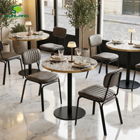 Chaise rembourrée de style vintage pour intérieur, structure en acier avec couleurs personnalisées, mobilier robuste pour hôtel, restaurant, bistrot
