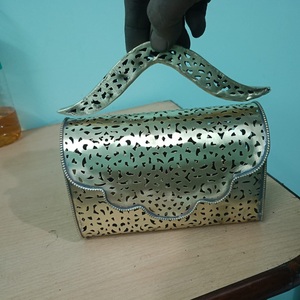 Bolsos de Noche Clásicos de Metal con Diseño Calado, Bolsos de Mano con Cadena Hechos a Mano en India, Accesorios para Bodas y Eventos para Mujer - Product Image 4