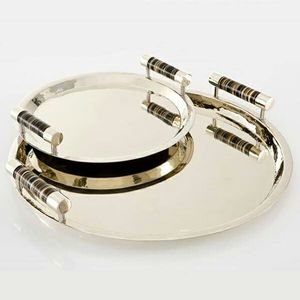 Bandeja de servicio de metal con borde detallado con diseño minimalista y ambiente vintage adecuado para el bar del restaurante o el uso del espacio habitable - Product Image 1