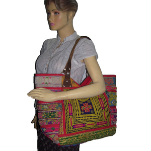 Sac en coton ethnique indien traditionnel de grande capacité avec des fils brillants de travail de miroir pour des rassemblements culturels de fêtes de mariage - Product Image 2