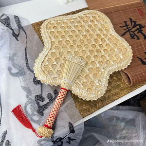 Éventail artisanal en paille de blé en forme de feuille avec broderie de fil rouge en relief ; Éventail décoratif traditionnel pour le Nouvel An lunaire - Product Image 3