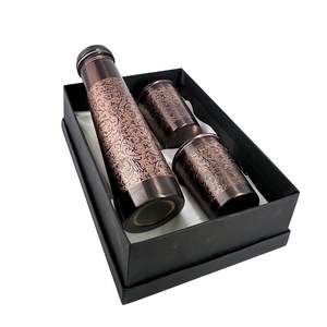 Botella de Cobre Puro Hecha a Mano Ayurvédica con Juego de Vasos, a Prueba de Fugas, con Grabado, Botella de Agua de Cobre con Grabado en Vidrio - Product Image 1