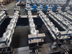 Machine de fabrication de tuiles en acier coloré pour panneaux de toiture Machine de formage de tuiles émaillées automatique avec contrôle PLC - Product Image 4