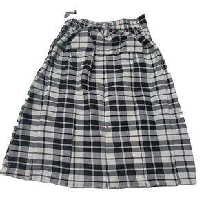 Conjunto de Camiseta Lisa Amarilla de Manga Corta con Detalles y Falda Evase a Cuadros Blancos y Negros hasta la Rodilla con Pantalones Cortos Elásticos para Niños Unisex Escolares - Product Image 4