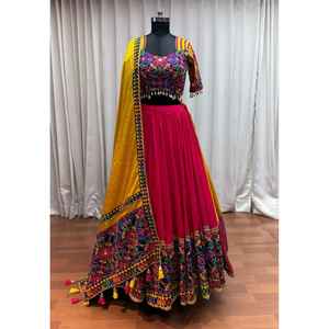 เลเฮนกาโชลีผ้าฝ้ายแท้ลายนูน ดีไซน์ทันสมัย แห้งเร็ว พร้อมผ้าคลุมไหล่ สำหรับงานปาร์ตี้และงานแต่งงาน คอลเลคชั่นทุกฤดูกาล สินค้ามาใหม่ - Product Image 1