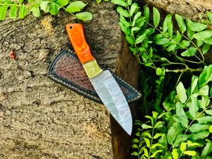Couteau de chasse en acier damas fait à la main personnalisé avec manche en bois orange et étui en cuir - Product Image 2