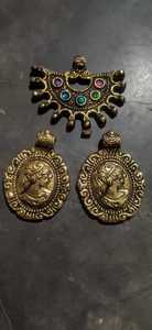 Colgantes de metal hechos a medida con trabajos en piedra ideales para ser usados por diseñadores de joyas y tiendas de cuentas para su reventa en acabado antiguo. - Product Image 4