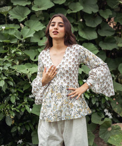 Ropa de diseñador superior de aspecto moderno Blusas camisas y TOPS en tela de algodón Artículo elegante para artículos de tops de primavera y verano - Product Image 3