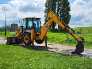 รถแทรกเตอร์เจบีซี ปี 2011 แบบขับเคลื่อน 4 ล้อ สำหรับใช้งานในฟาร์ม 100 แรงม้า อายุการใช้งานยาวนาน - Product Image 2