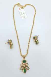 Collier pendentif Grand Kundan avec pierres vertes et boucles d'oreilles pour femme Bijoux parfaits pour mariages, réceptions et festivals - Product Image 5