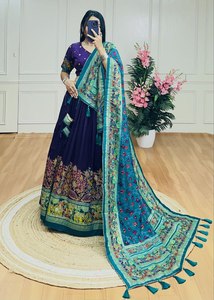 ชุดเลเฮนกาโชลีผ้าไหมทัสซาร์ลายคาลัมคารี |   ชุดงานออกแบบงานเทศกาลลายฟอยล์ - Product Image 3