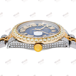 นาฬิกาเพชรโมอิสที่สวยงามพร้อมหน้าปัดสีฟ้าเน้นสีเหลืองทองและสีเงินตัวเลขโรมันและหน้าต่างวันที่ - Product Image 6