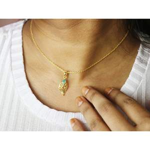 Collier pendentif minimaliste en or jaune 14 carats motif feuille pierre de naissance mai-émeraude naturelle avec diamant moissanite d'eau douce - Product Image 2