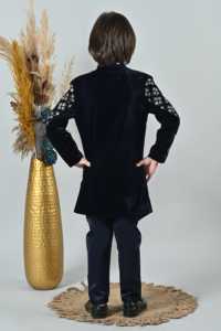 ชุดเชอร์วานีผ้าไหมดีไซน์คลาสสิกสำหรับเด็กผู้ชาย ชุดแต่งงานและงานเลี้ยงแบบดั้งเดิมของปากีสถานและอินเดีย - Product Image 3