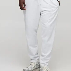 Ensemble de survêtement pour homme à coupe décontractée avec un ajustement confortable, un matériau respirant et durable, logo personnalisé, couleur et design, à capuche avec poche - Product Image 4
