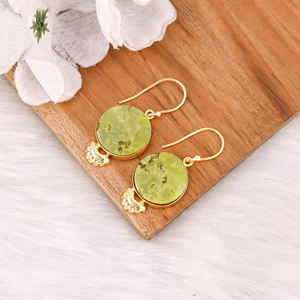 Boucles d'oreilles en laiton plaqué or avec opale verte, faites à la main, pour les tenues quotidiennes, boucles d'oreilles pendantes en laiton tendance pour les événements spéciaux - Product Image 3