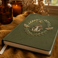 Carnet personnalisé brodé LABON, couverture rigide en lin vert forêt, motif champignon, papillon, couronne, croissant de lune doré, papier de fin de page botanique