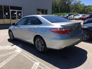 รถยนต์โตโยต้า แคมรี่ SE ปี 2017 แบบ 4 ประตู ซีดาน วิ่ง 21,643 ไมล์ เบาะหนัง หลังคาซันรูฟแบบพาโนรามา เครื่องยนต์เทอร์โบ 4.1-6 ลิตร ระบบควบคุมความเร็วอัตโนมัติ ล้อแม็ก R19 เกียร์อัตโนมัติ ขับเคลื่อนสี่ล้อ ขับขี่ด้านซ้าย - Product Image 4