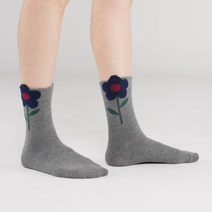 Chaussettes en coton tricotées pour femmes Kikiya - Respirantes, décontractées, à imprimé floral avec un grand motif mignon pour un usage quotidien - Product Image 4