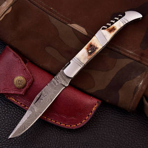Cuchillo plegable de acero de Damasco con intrincados patrones de hoja, ligero y práctico para cazar, acampar y entusiastas del aire libre - Product Image 1