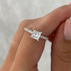 Bague en or blanc avec diamant de laboratoire taille princesse de 1,40 ct, halo caché et bande pavée, certifiée IGI - Product Image 1
