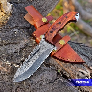 Couteau de chasse en acier damas forgé à la main, traqueur idéal, pleine soie avec fourreau vertical en cuir véritable. - Product Image 2