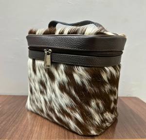 COULEUR NOIRE ET MARRON VÉRITABLE SAC COSMÉTIQUE ÉLÉGANT ET DURABLE IMPRIMÉ NOIR ET BLANC CUIR DE VACHE OUTILLAGE GÉOMÉTRIQUE - Product Image 1