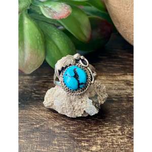 Bague en turquoise de Kingman Navajo et argent sterling avec plume, taille 7.75, bijou culturel de collection, fabriqué avec soin - Product Image 1