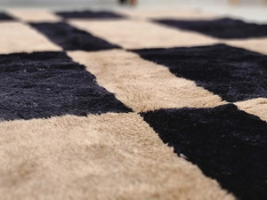 พรมโมรอคแคนเนื้อนุ่มดีไซน์สวยหรูพรมลายตารางหมากรุกคุณภาพสูงสีน้ำตาลและดำงานแฮนด์เมดขนาดพิเศษสำหรับห้องนั่งเล่น - Product Image 3