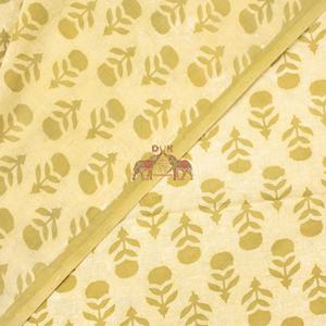 Hermosa tela de algodón estampada a mano con motivos florales para ropa, ropa de cama y decoración del hogar. - Product Image 6