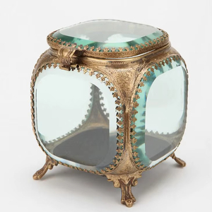 Boîte à bijoux décorative en métal et en verre avec parois transparentes et cadre en métal poli, style élégant - Product Image 1