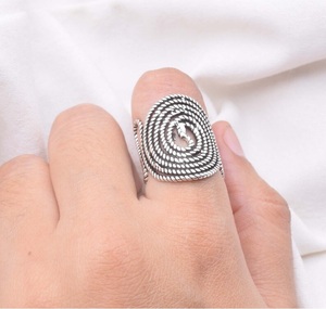 Anillo torcido de diseñador hecho a mano de Plata de Ley 925, banda lisa de estilo bohemio Unisex, tema religioso cristiano para regalo de Navidad - Product Image 2