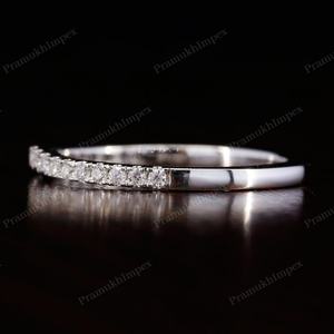 Anillo de Media Eternidad con Diamante Cultivado en Laboratorio de 1.75mm, Corte Curvo Antiguo, Plata de Ley Chapada en Oro, Engaste de Puntas, Unisex, Certificado IGI - Product Image 4