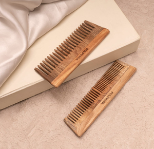 Peigne démêlant à dents larges en bois de neem fabriqué à la main | Antistatique pour des cheveux lisses | Naturel et écologique d'Inde - Product Image 5