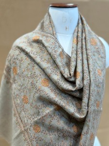 ผ้าคลุมไหล่กำมะหยี่แคชเมียร์สีน้ำตาลทองหรูหราของชนเผ่าผ้าโพลีเอสเตอร์ถักด้วยมือผ้าเนื้อนิ่มระบายอากาศได้ดีสำหรับผู้หญิงทุกวัน - Product Image 5