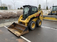 2019 Caterpillar 236D3 Kompaktlader mit 2-Gang-Antriebsstrang, Schwimmreifen und 76-Zoll-Frontladerschaufel für Bauarbeiten