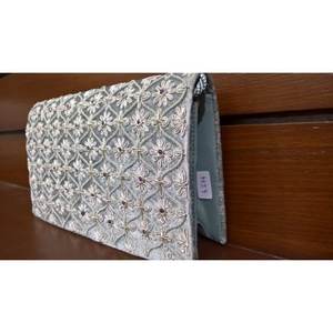 ซิปผ้าแคนวาสแบบคลัทช์ของผู้หญิงสุดอินเทรนด์สุดหรูแนวแฟชั่นปักลาย zari กึ่งอัญมณีประดับด้วยลูกปัดไข่มุก - Product Image 4
