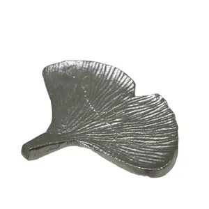 Assiettes de service élégantes en forme de feuille avec un design détaillé, matériau durable, parfaites pour servir des collations, des fruits ou comme une table élégante - Product Image 5