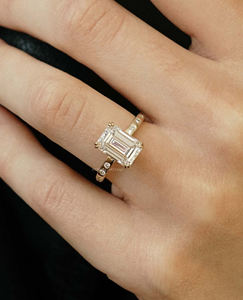 3,60 Ct Hidden Halo Moissanite Diamond Emerald Cut Ring con brillo atemporal Hidden Halo Solitaire con una claridad impresionante - Product Image 5