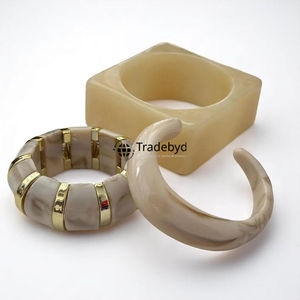 Brazaletes de resina de lujo, joyería de moda para mujer, accesorios únicos hechos a mano de Tradebyd - Product Image 1