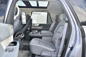 2019 ลินคอล์น นาวิเกเตอร์ แอล แบล็ค เลเบิล เอสยูวี เบาะหนัง หลังคาพาโนรามิก เกียร์อัตโนมัติ เครื่องยนต์เทอร์โบ ล้อแม็ก R20 พวงมาลัยซ้าย ขับเคลื่อนสี่ล้อ ระบบควบคุมความเร็วอัตโนมัติ ไฟ - Product Image 4